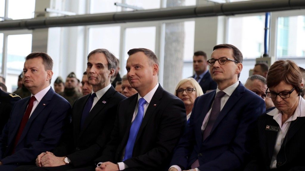 Od lewej: szef MON Mariusz Błaszczak, ambasador USA w Polsce Paul W. Jones, prezydent Andrzej Duda, premier Mateusz Morawiecki oraz Ann Cataldo z Pentagonu. Fot. Marta Rachwalska / Defence24.pl