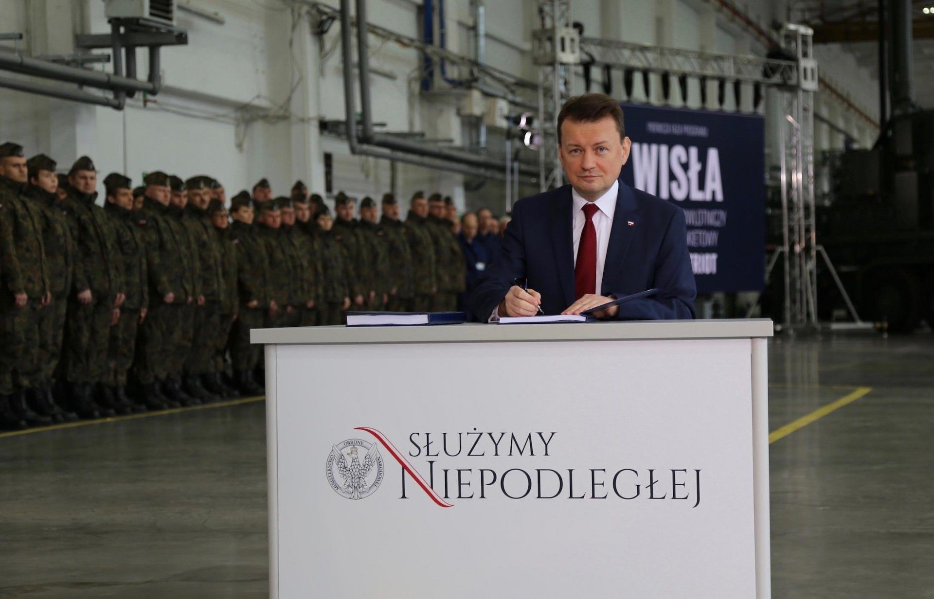 Minister Błaszczak podczas podpisania umowy na pierwszą fazę Wisły. Fot. Marta Rachwalska/Defence24.pl