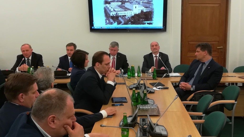 <p>Posiedzenie sejmowej komisji obrony narodowej na temat badania katastrofy smoleńskiej. Drugi z prawej przewodniczący podkomisji do jej ponownego zbadania Antoni Macierewicz. Fot. Defence24.pl</p>