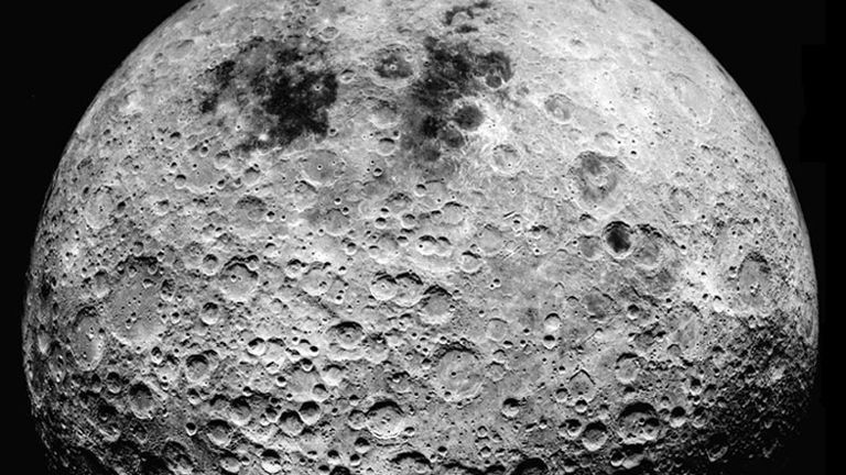 Niewidoczna z Ziemi strona Ksieżyca. Fot. NASA