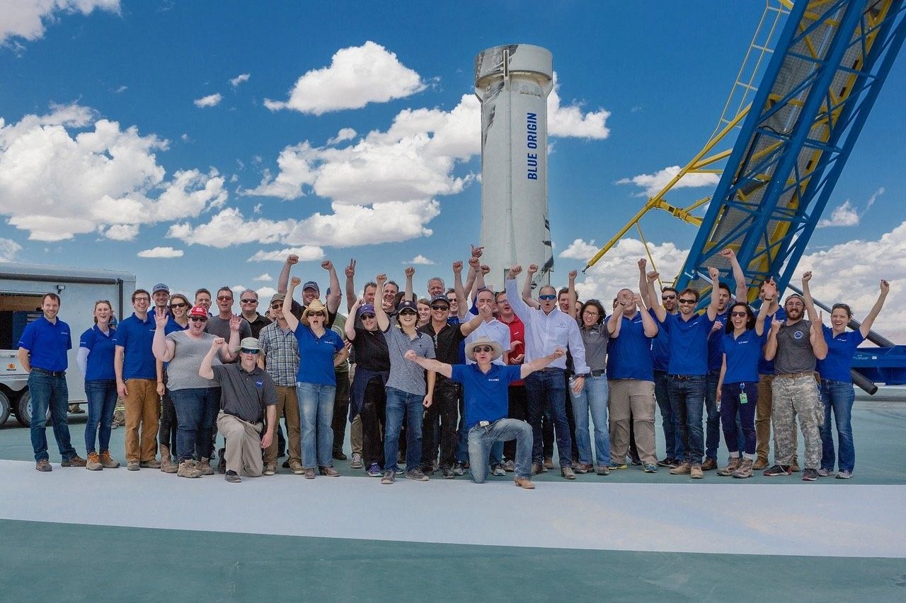 Ekipa Blue Origin świętuje udany lot suborbitalny nr 2 - 29 kwietnia 2018. Fot. Blue Origin via Twitter