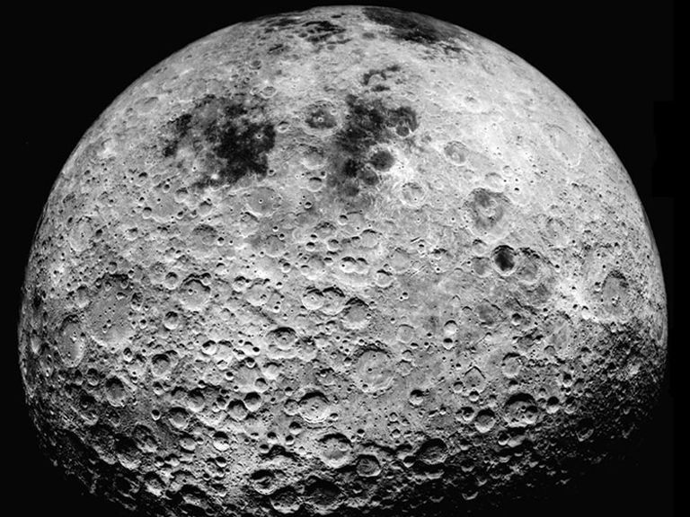 Niewidoczna z Ziemi strona Ksieżyca. Fot. NASA