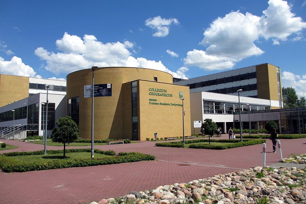 Budynek Wydziału Nauk Geograficznych i Geologicznych UAM. Fot. Chmee2; licencja: CC BY-SA 3.0; źródło: Wikimedia Commons