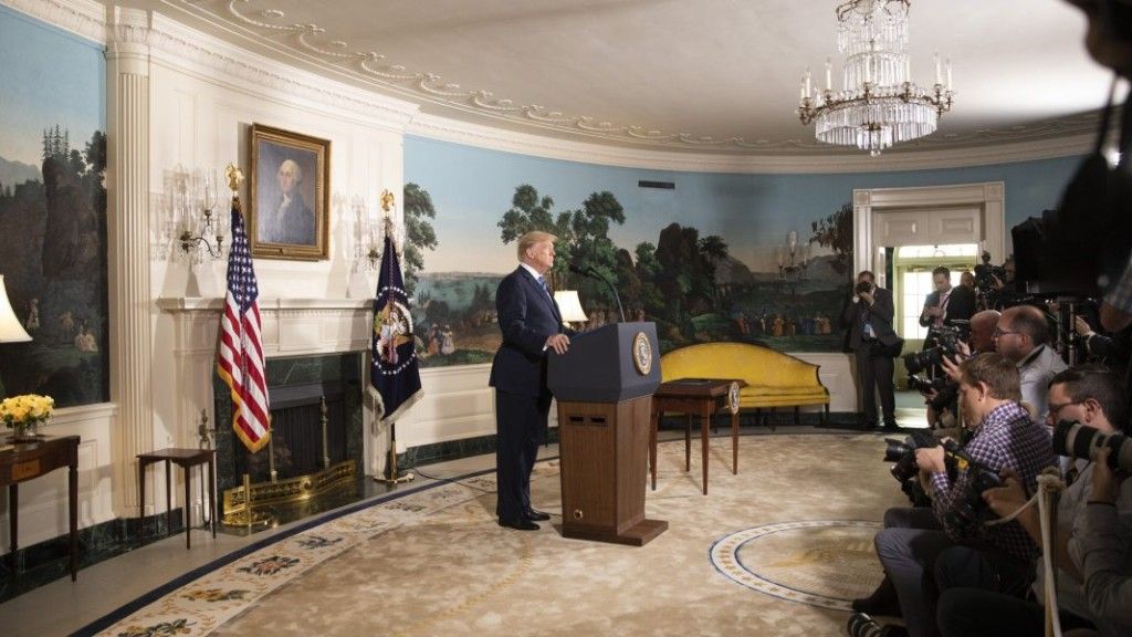 Prezydent Donald Trump podczas ogłaszania decyzji o wycofaniu się USA z porozumienia irańskiego; Fot.: White House