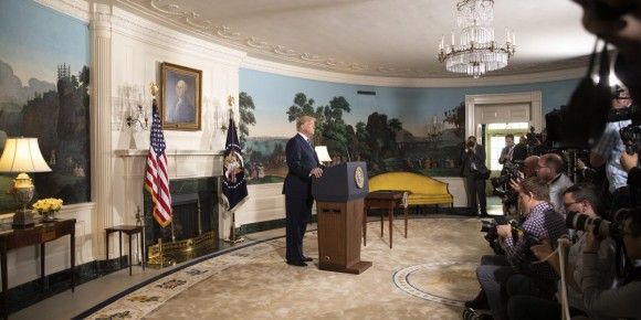 Prezydent Donald Trump podczas ogłaszania decyzji o wycofaniu się USA z porozumienia irańskiego; Fot.: White House
