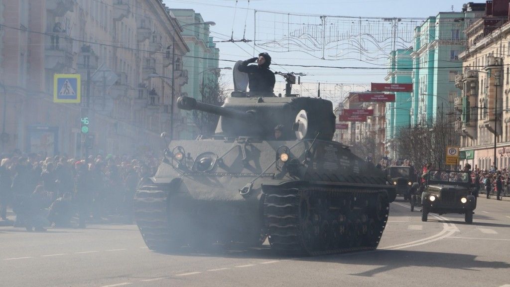Kłęby dymu wokół defilującego w Murmańsku Shermana pochodzą z silnika jadącej przed nim armaty samobieżnej SU-100. Fot. mil.ru