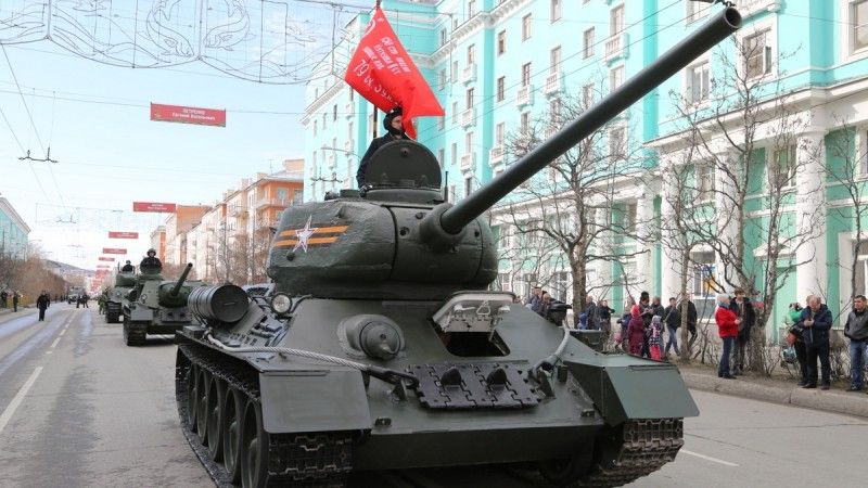 Kolumnę techniki wojskowej w Murmańsku prowadził czołg średni T-34/85. Sherman był dopiero trzeci. Fot. mil.ru