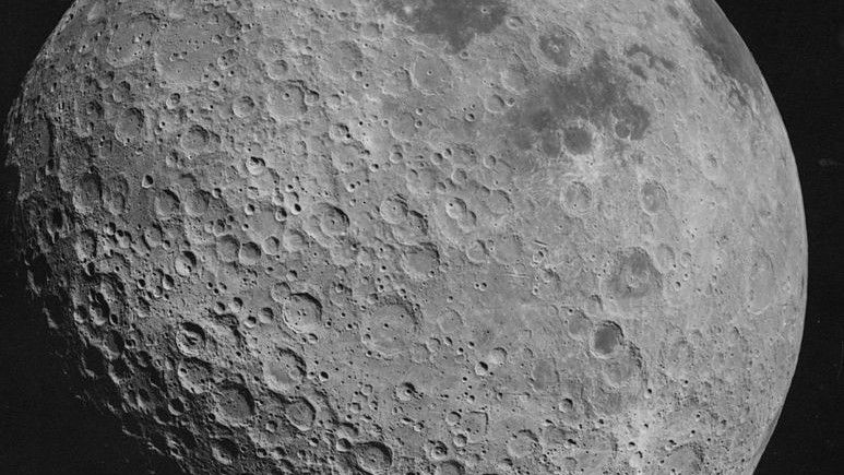Niewidoczna z Ziemi strona Ksieżyca. Fot. NASA Apollo 16 photograph