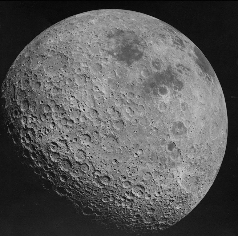 Niewidoczna z Ziemi strona Ksieżyca. Fot. NASA Apollo 16 photograph