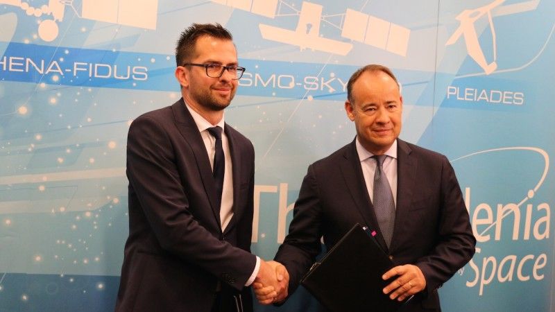 Od lewej: prezes SCNTPL Bartłomiej Płonka i CEO Thales Alenia Space Jean-Loic Galle. Fot. Paweł Ziemnicki/Space24.pl
