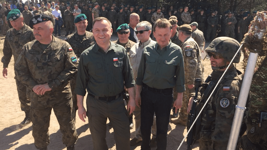 <p>Prezydent Andrzej Duda i szef MON Mariusz Błaszczak na poligonie w Nowej Dębie. Fot. MON/Twitter</p>