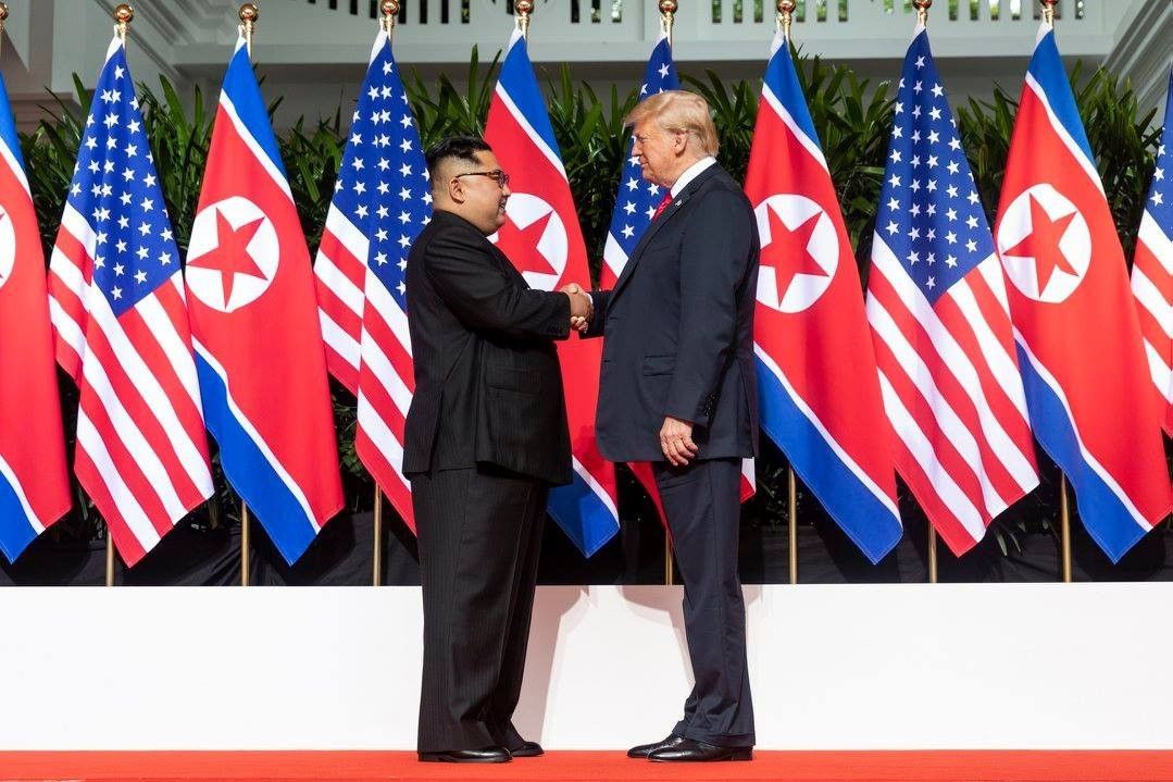 Przywódcy USA Donald Trump i Korei Płn. Kim Dzong - Un podczas spotkania w Hanoi /Fot. Department od State Twitter