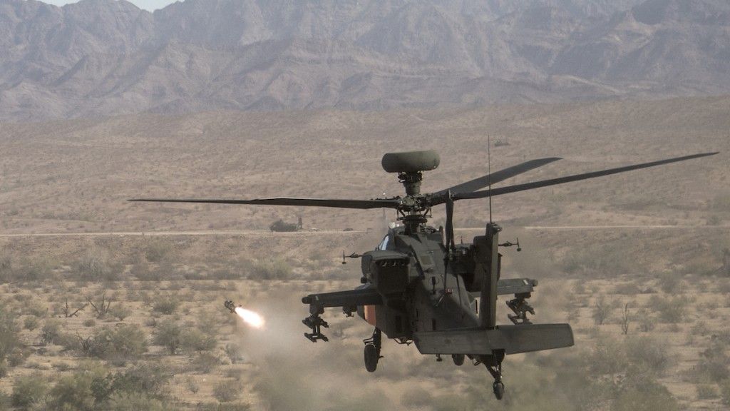Odpalenie JAGM ze śmigłowca Apache. Fot. Tad Browning, U.S. Army Operational Test Command Public Affairs