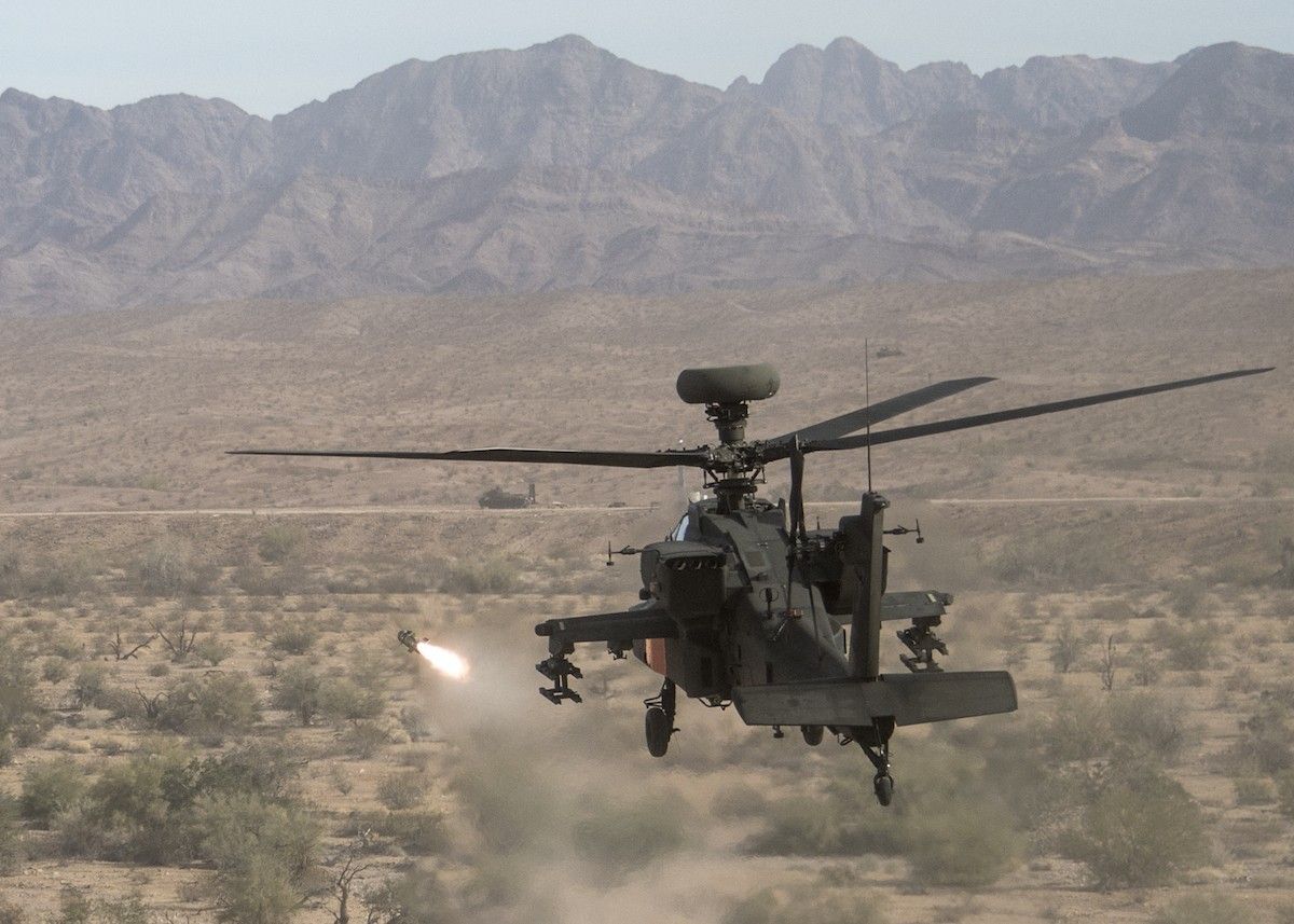 Odpalenie JAGM ze śmigłowca Apache. Fot. Tad Browning, U.S. Army Operational Test Command Public Affairs
