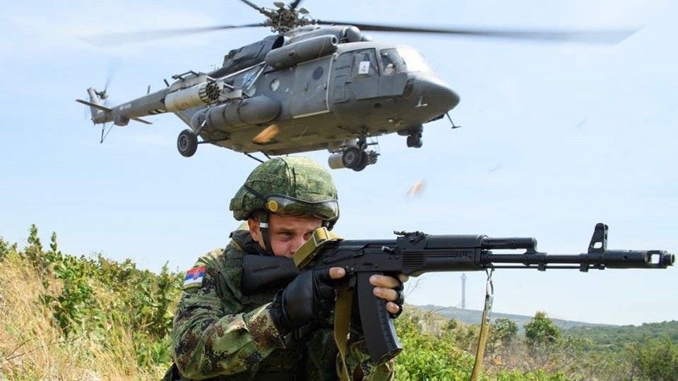 Serbski spadochroniarz chwilę po desancie z rosyjskiego Mi-8. Fot. mil.ru