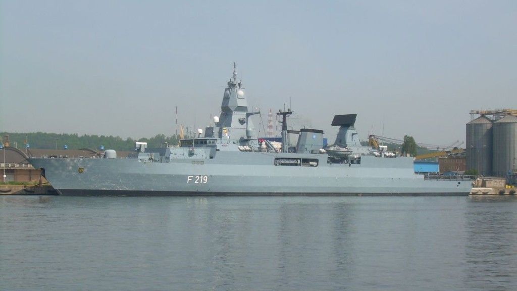 Niemiecka fregata FGS „Sachsen” w porcie w Gdyni. Wybuch 21 czerwca 2018 r. nastąpił na pokładzie znajdującym się tuż powyżej namalowanego na burcie numeru burtowego. Fot. M.Dura
