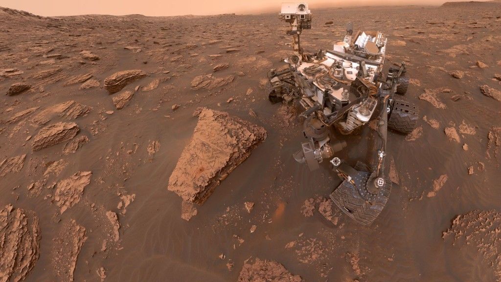 "Selfie" łazika Curiosity na spowitej pyłem powierzchni Marsa - zdjęcie z czerwca 2018 roku. Fot. NASA / mars.nasa.gov