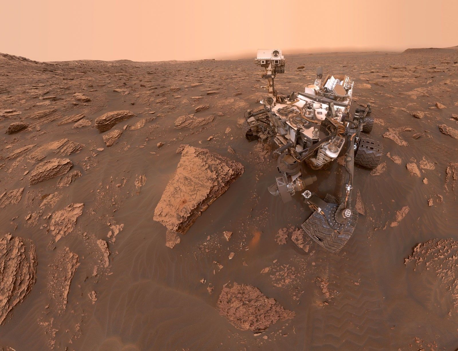 "Selfie" łazika Curiosity na spowitej pyłem powierzchni Marsa - zdjęcie z czerwca 2018 roku. Fot. NASA / mars.nasa.gov