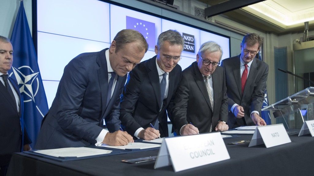 Przewodniczący Rady Europejskiej Donald Tusk, sekretarz generalny NATO Jens Stoltenberg i przewodniczący Komisji Europejskiej Jean-Claude Juncker. Fot. NATO.