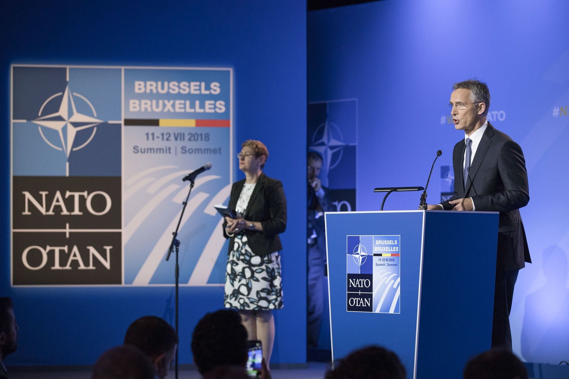 Sekretarz generalny NATO Jens Stoltenberg (po prawej) na konferencji prasowej zapowiadającej szczyt Sojuszu w Brukseli. Fot. NATO.