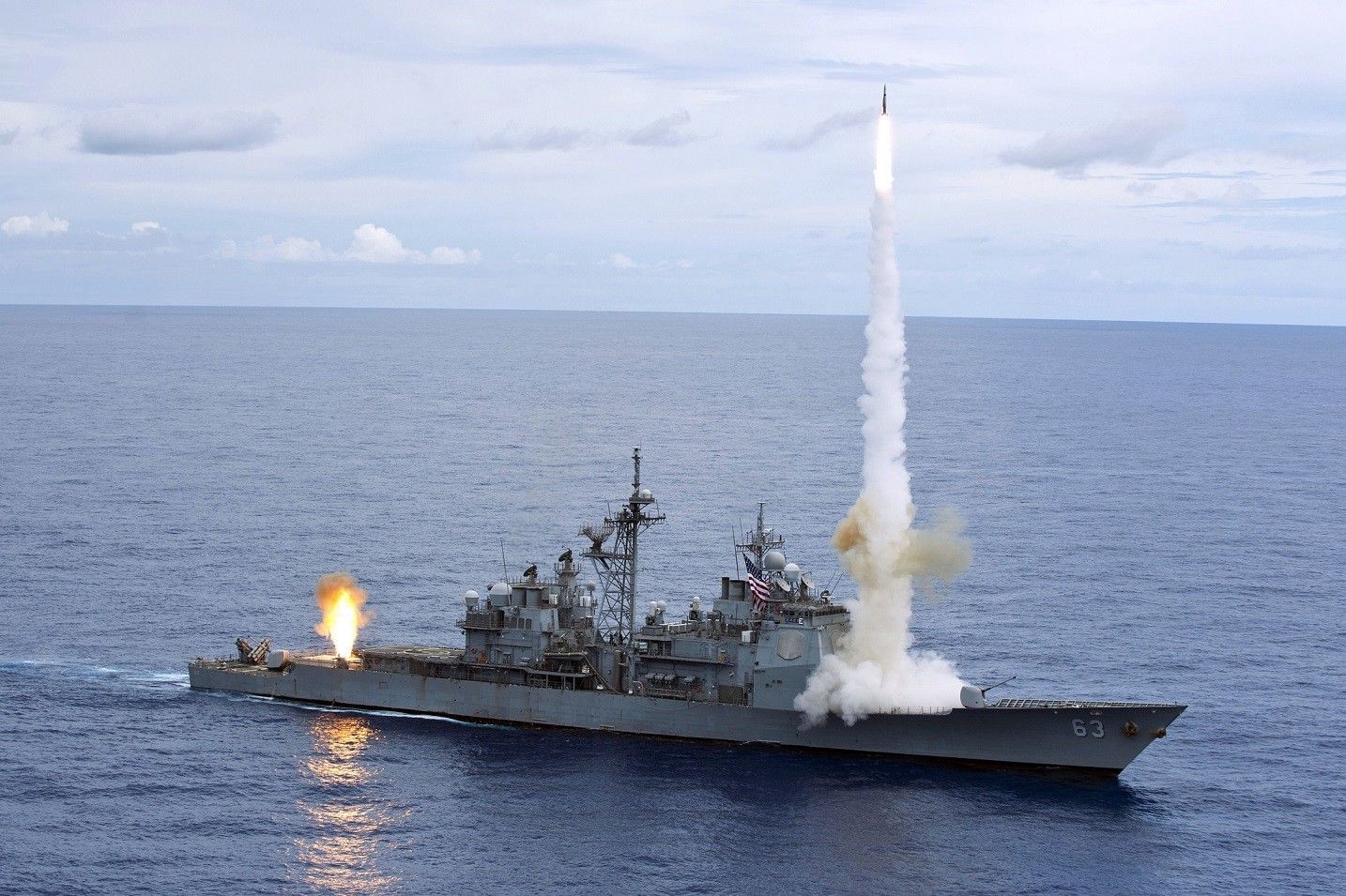 Opalenie pocisku SM-2 z pokładu krążownika klasy Ticonderoga, USS Cowpens. Fot. US Navy via Flickr / Mass Communication Specialist 3rd Class Paul Kelly