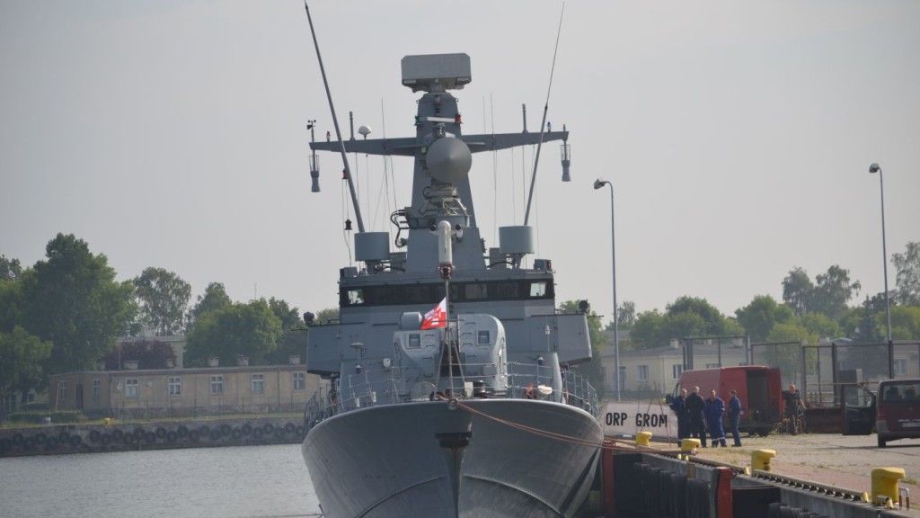 Antena radaru Sea Giraffe AMB na topie masztu polskiego okrętu rakietowego ORP „Grom”. Fot. M.Dura