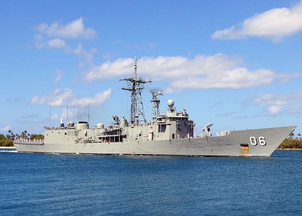 Australijska fregata HMAS Newcastle typu Adelaide. Zdjęcie z 2010 r. Fot. U.S. Navy photo by Mass Communication Specialist 2nd Class Jon Dasbach