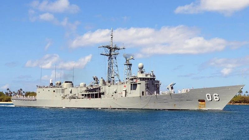 Australijska fregata HMAS Newcastle typu Adelaide. Zdjęcie z 2010 r. Fot. U.S. Navy photo by Mass Communication Specialist 2nd Class Jon Dasbach