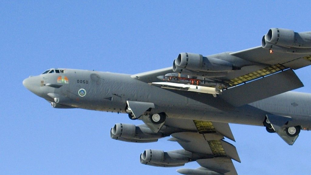 X-51A WaveRider podczepiony do bombowca Boeing B-52 Stratofortress. Fot. US Air Force