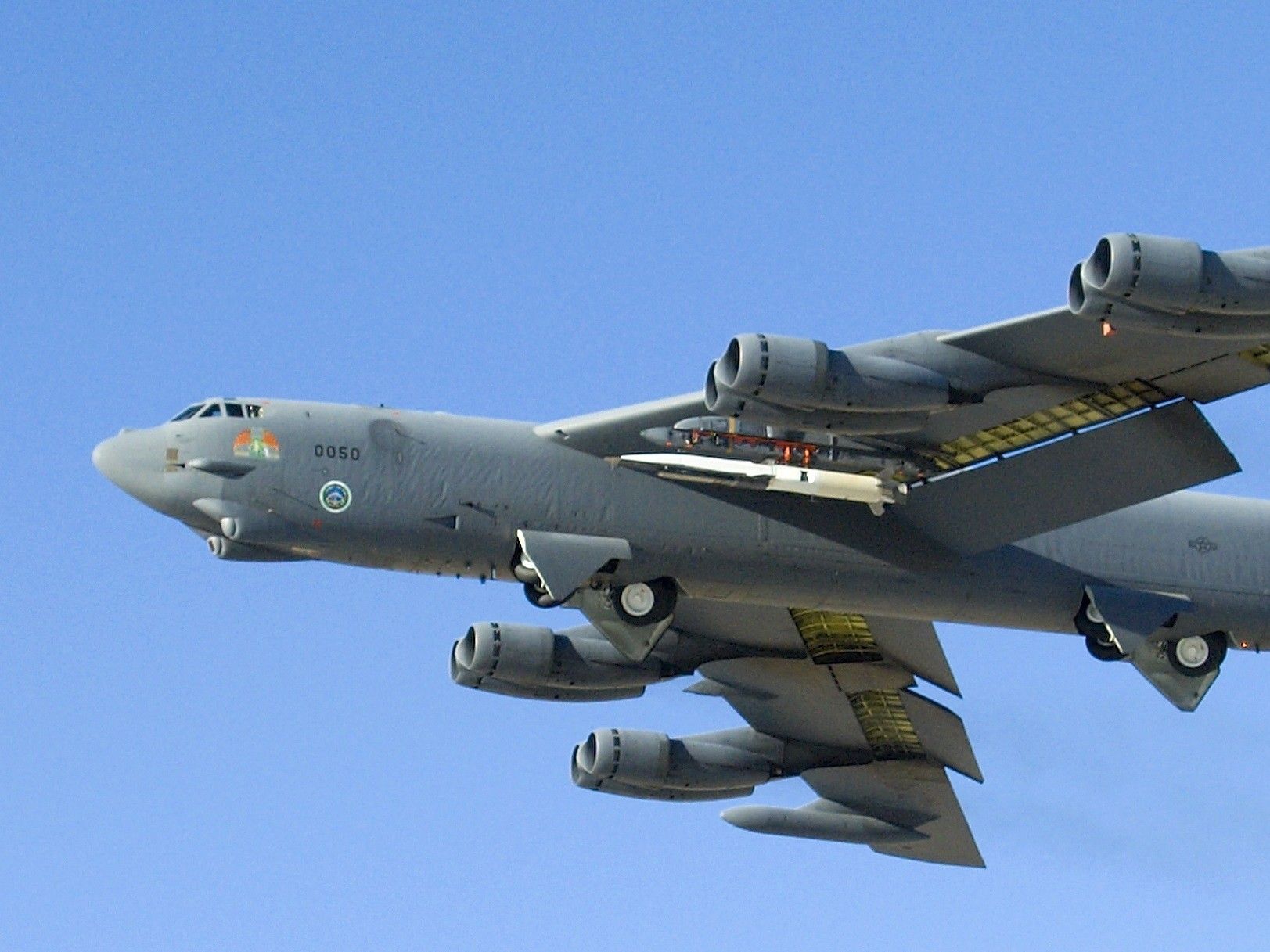 X-51A WaveRider podczepiony do bombowca Boeing B-52 Stratofortress. Fot. US Air Force