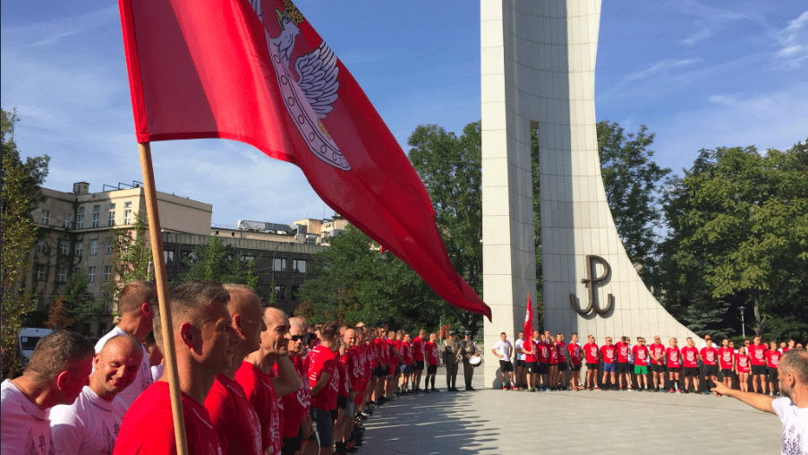 Uczestnicy sztafety przed pomnikiem Polskiego Państwa Podziemnego. Fot. MON via Twitter.