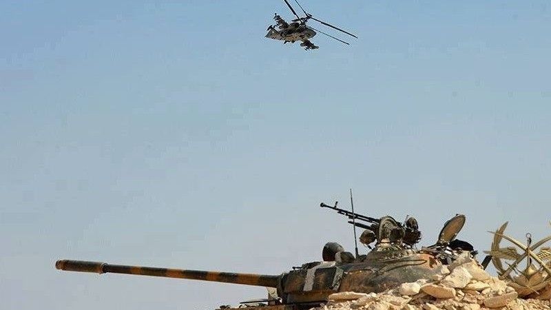 Rosyjski śmigłowiec Ka-52 ponad syryjskim czołgiem T-55 podczas walk o Palmyrę - fot. Syrian Arab Army