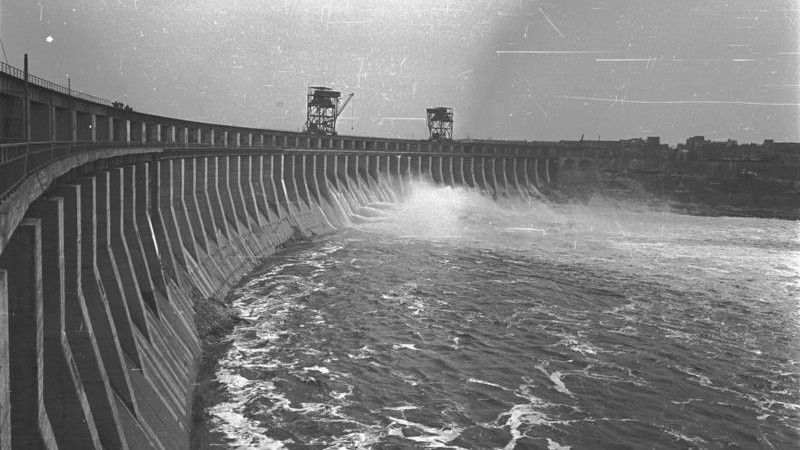 Zapora Dnieprzańskiej Elektrowni Wodnej w 1943 roku (Fot. Bundesarchiv, B 145 Bild-F016197-0003 / CC-BY-SA 3.0)