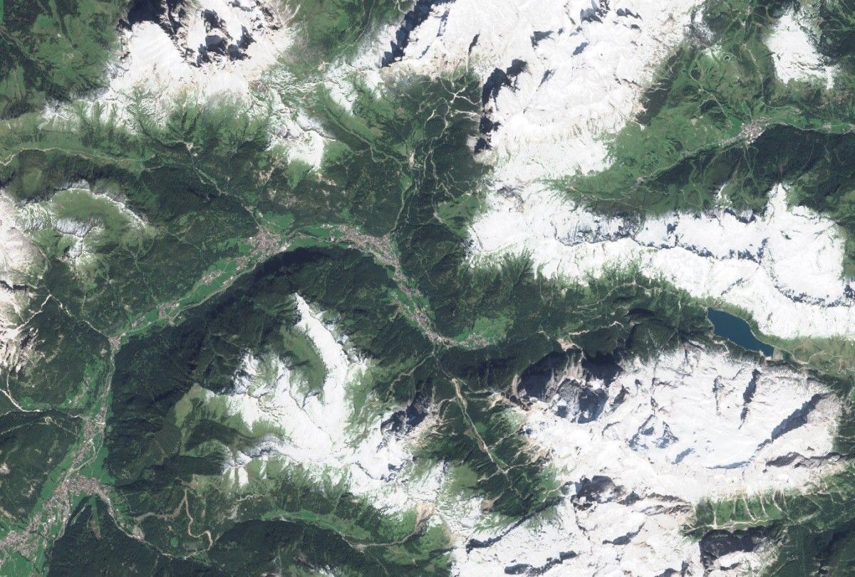 Pokłady śniegu we włoskiej prowincji Trydent, uchwycone przez satelitę Sentinel-2, dn. 27 sierpnia 2018 r. Źródło: Copernicus EU via Twitter