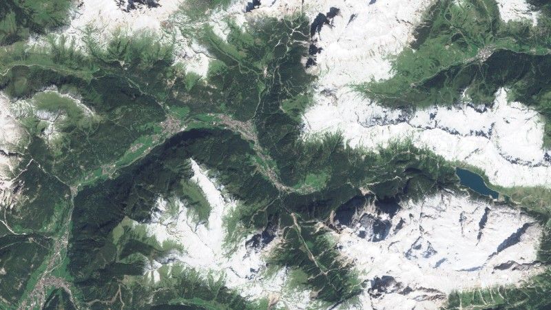 Pokłady śniegu we włoskiej prowincji Trydent, uchwycone przez satelitę Sentinel-2, dn. 27 sierpnia 2018 r. Źródło: Copernicus EU via Twitter