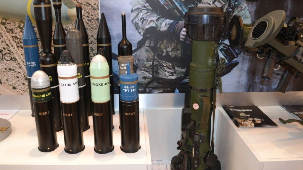 Wyrzutnia rakiet przeciwpancernych NLAW prezentowana obok amunicji dla systemu Carl-Gustaf. Fot. M.Dura