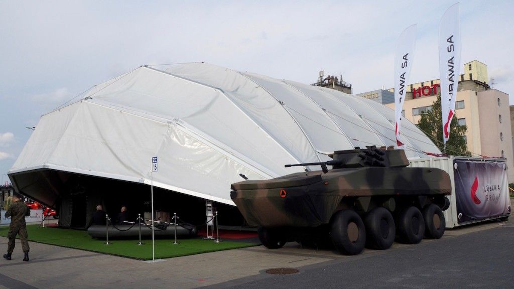 Namiot z ekspozycją Grupy Lubawa sam stanowi jej cześć. Fot. J. Sabak/Defence24.pl