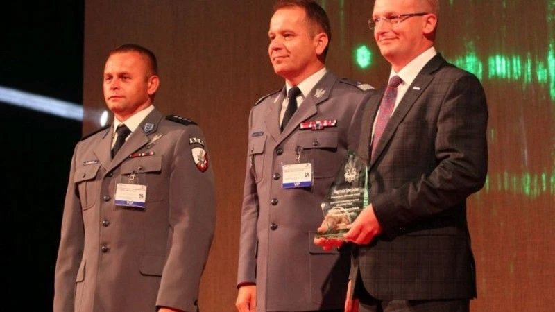 od lewej: nadkom. Mariusz Wójcik BOA KGP, nadinsp. Dariusz Augustyniak, Komendant Wojewódzki Policji w Kielcach, Marcin Kubica Prezes Zarządu Lubawa SA/fot. Świętokrzyska Policja