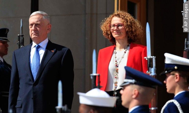 Sekretarz Obrony USA James Mattis i Minister Obrony Macedonii Radmila Szekerinska/ Fot. mk.usembassy.gov