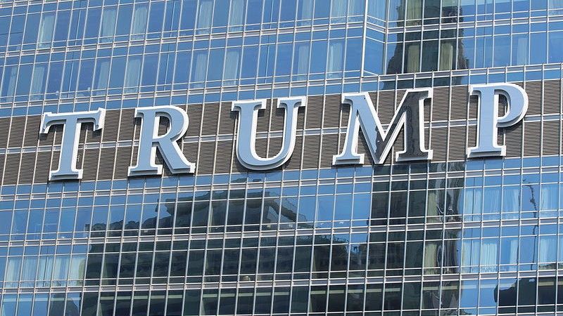 Nazwisko amerykańskiego prezydenta na fasadzie Trump International Hotel and Tower w Chicago. Fot. TonyTheTiger/Wikipedia