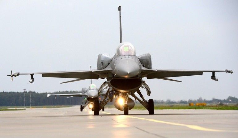 Polskie myśliwce F-16 (na zdjęciu) zyskają nowe uzbrojenie. Fot. R. Lesiecki/Defence24.pl