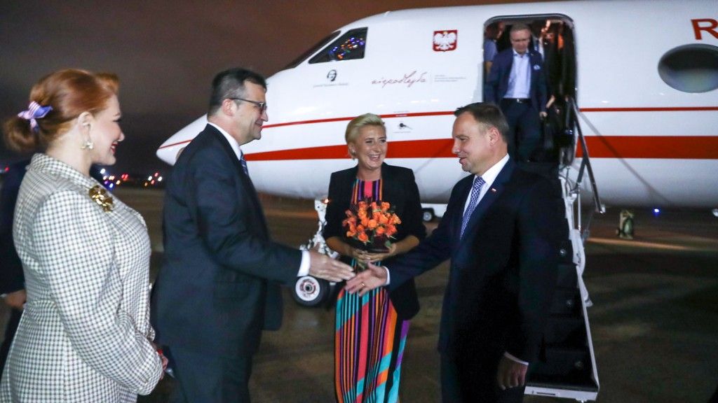 Para prezydencka po przylocie do Waszyngtonu na pokładzie Gulfstreama G550. Fot. Jakub Szymczuk / KPRP