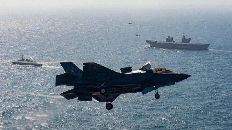 Brytyjski F-35B podchodzacy do lądowania na pokładzie HMS Qeen Elizabeth. Fot. Royal Navy