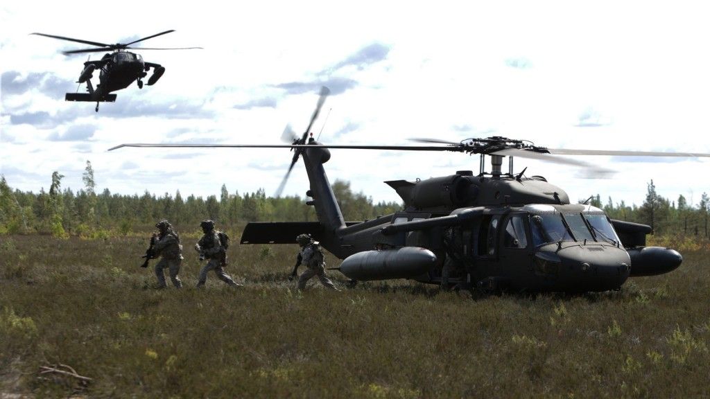Łotewscy żołnierze opuszczający pokład amerykańskiego UH-60M. Fot. MO Łotwy