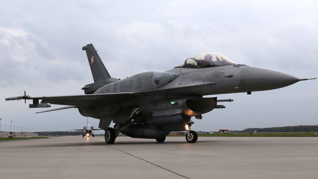 Polski samolot wielozadaniowy F-16 w bazie w Poznaniu-Krzesinach. Właśnie takie maszyny mają w styczniu polecieć do Szawli na Litwie. Fot. Rafał Lesiecki / Defence24.pl
