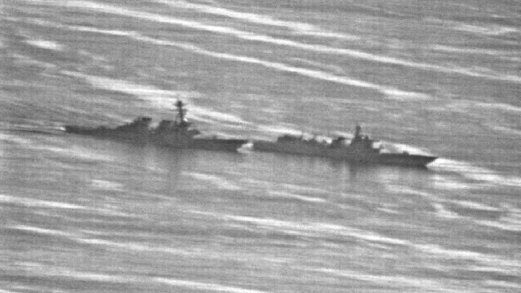 Sytuacja kolizyjna pomiędzy chińskim niszczycielem „Lanzhou” (z prawej) i amerykańskim niszczycielem USS „Decatur” (z lewej). Fot. US Navy