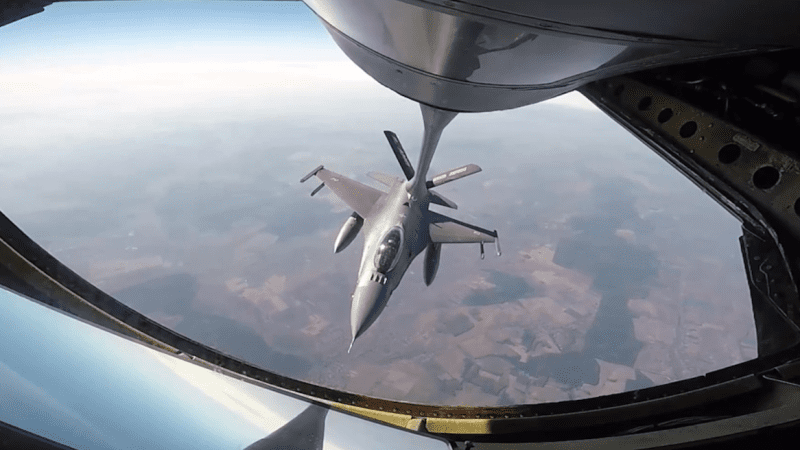 Polski F-16 tankuje w powietrzu podczas ćwiczeń Clear Sky 2018. Fot. 126th Air Refueling Wing