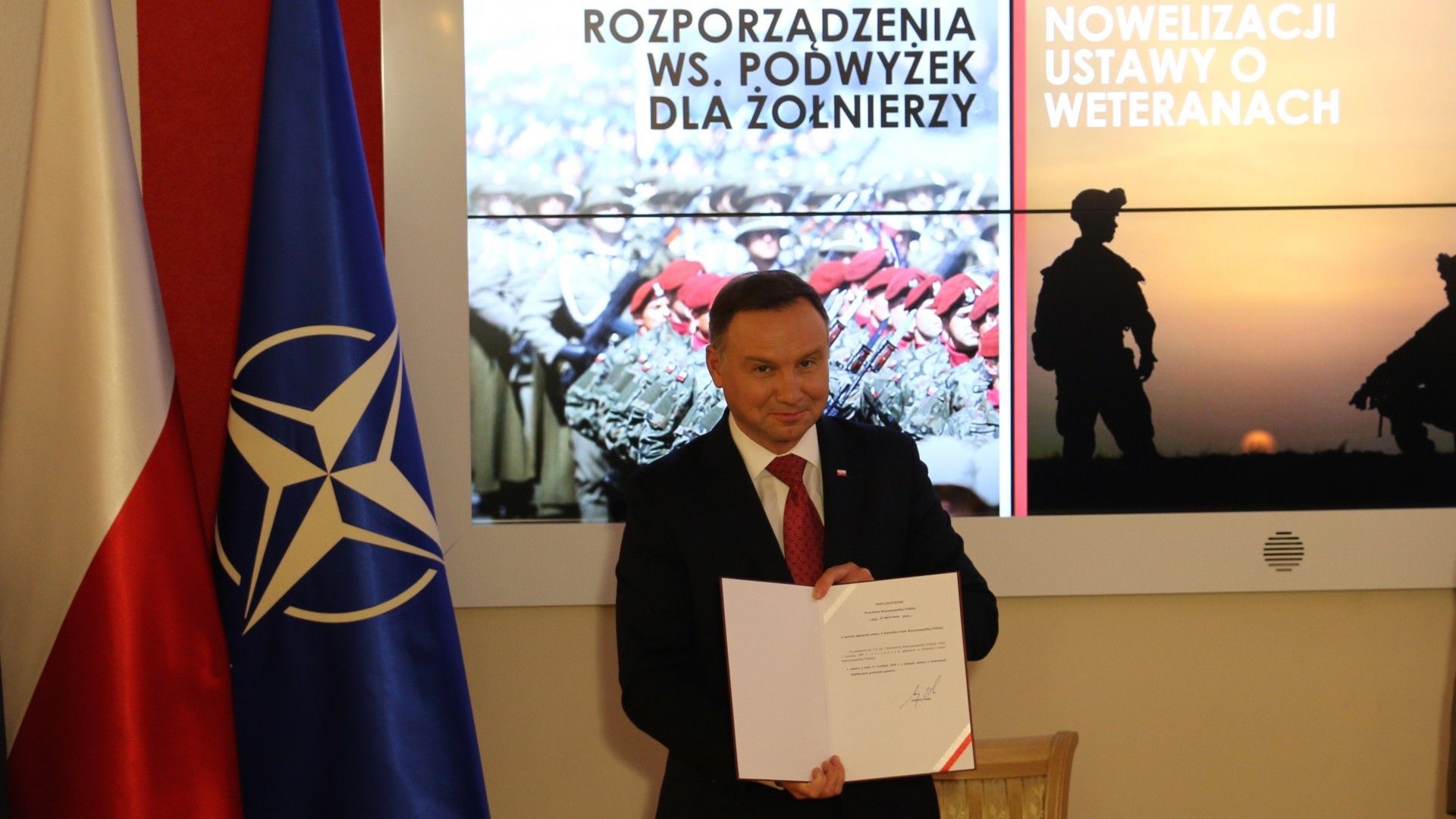 Prezydent Andrzej Duda z podpisanym egzemplarzem nowelizacji ustawy o weteranach. Fot. Rafał Lesiecki / Defence24.pl