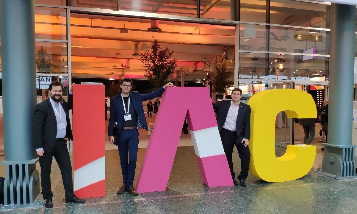 Dr inż. Krzysztof Kanawka (pierwszy z prawej) z kolegami z Blue Dot Solutions na IAC 2018 w Bremie. Fot. BDS