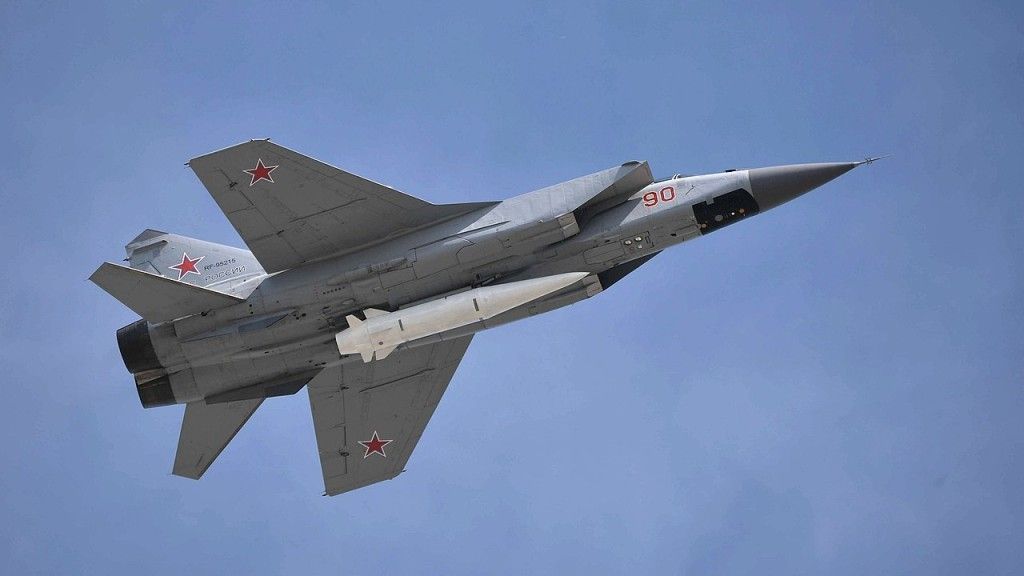 Najprawdopodobniej zdolny do przenoszenia głowic jądrowych pocisk hipersoniczny Kh-47M2 Kindżał pod myśliwcem MiG-31K, fot. kremlin.ru